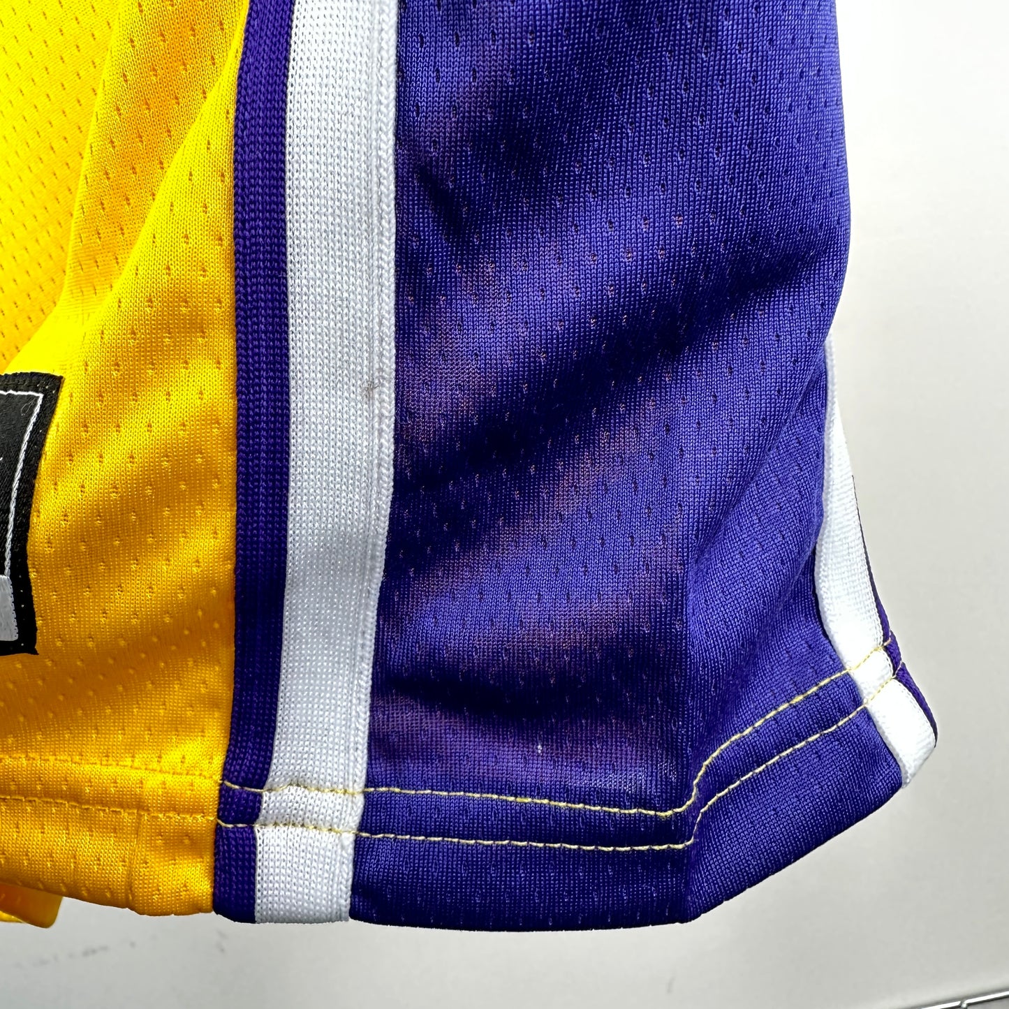 23 season Lakers V-neck Yellow