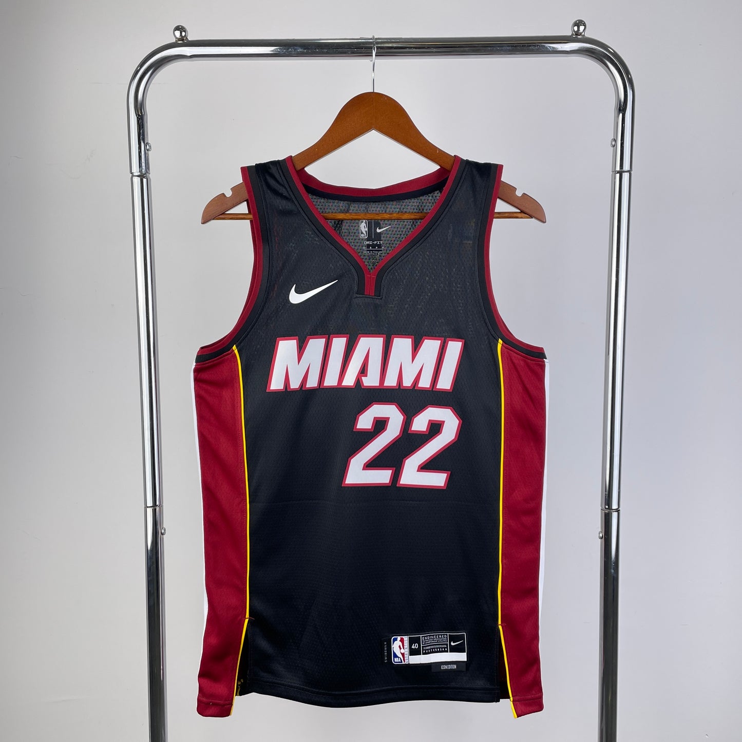 23 Season Heat V-Neck Black
