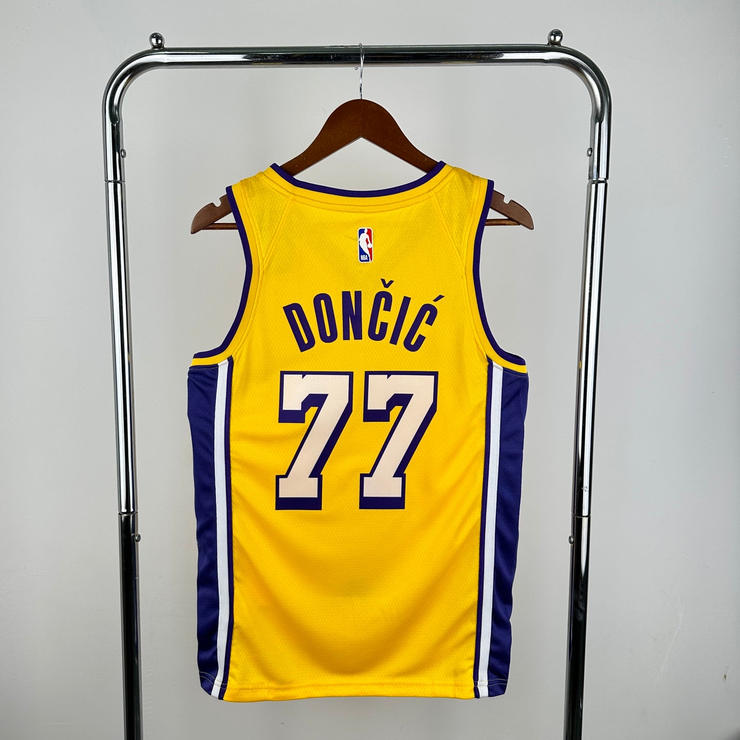 23 season Lakers V-neck Yellow