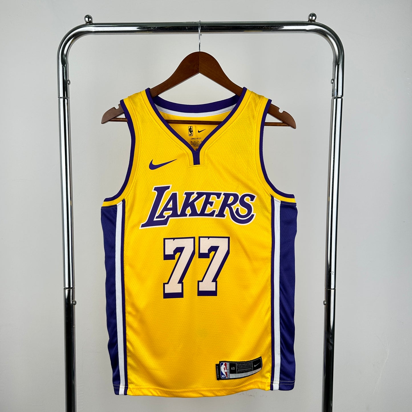 23 season Lakers V-neck Yellow