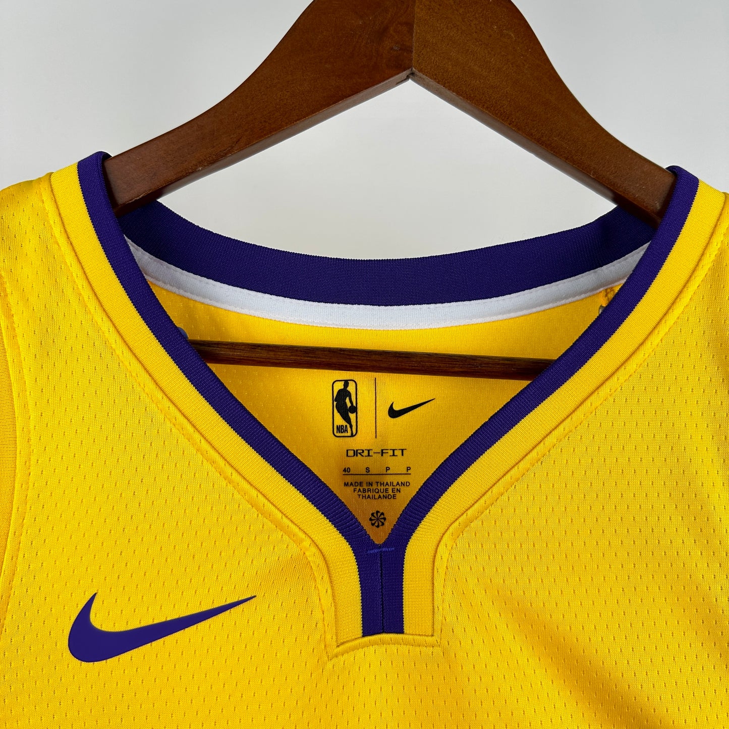 23 season Lakers V-neck Yellow