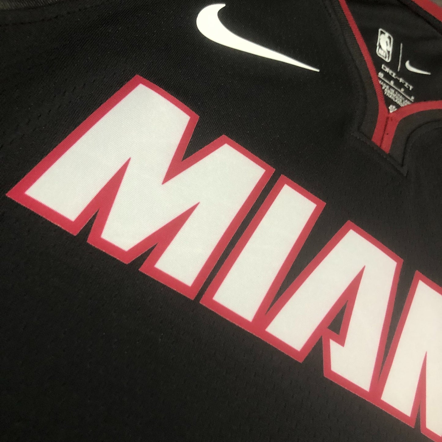 23 Season Heat V-Neck Black